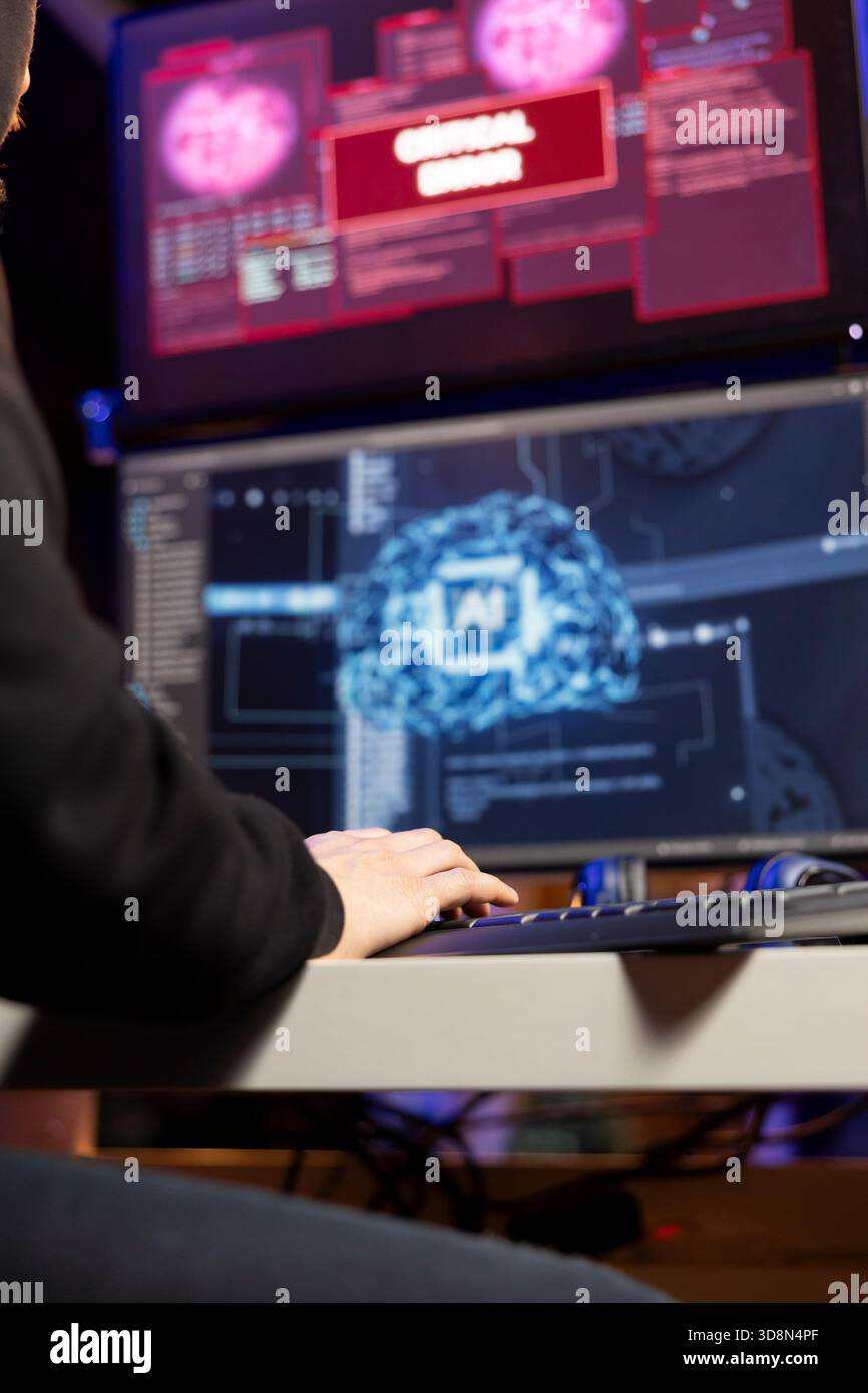 Primo piano di un criminale informatico che vede un popup di errore critico sul display del PC quando tenta di accedere ai server aziendali. Lo sviluppatore di software non autorizzato vede un messaggio di avviso di errore durante la codifica di virus utilizzando l'intelligenza artificiale Foto Stock