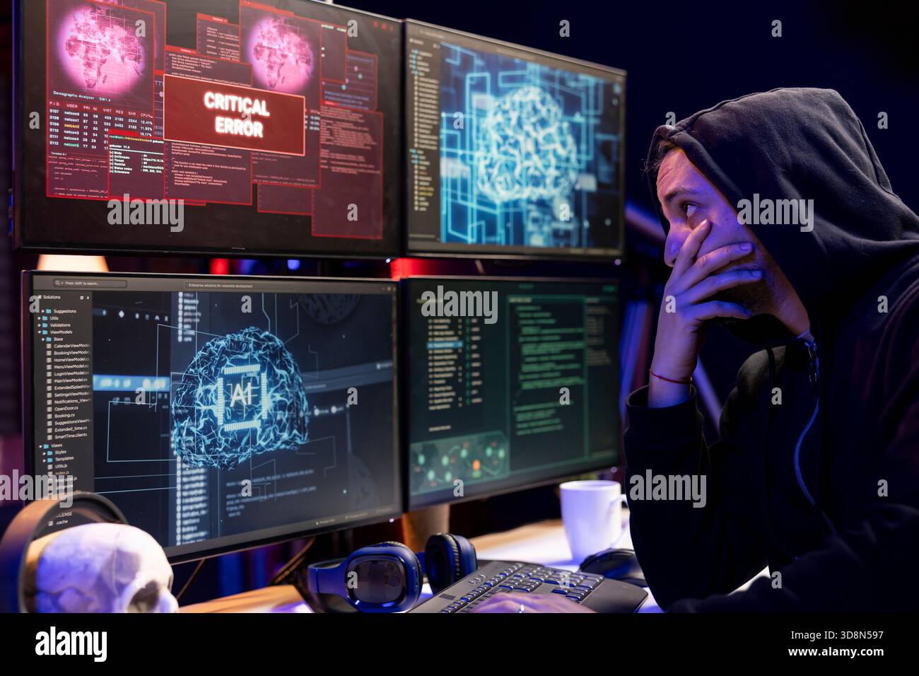 Incappucciato l'hacker nell'incredulità dopo aver visto un messaggio di errore critico sul PC quando tentava di rubare dati. Lo sviluppatore di software non autorizzato si è reso perplesso dopo non aver sfruttato i difetti di sistema utilizzando l'intelligenza artificiale Foto Stock