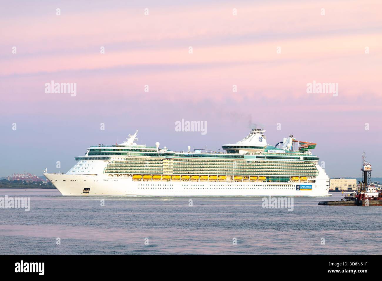 La nave da crociera "Liberty of the Seas" arriva nella Baia di Hudson, New York Foto Stock