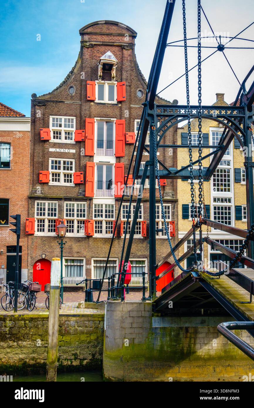 Ponte levatoio di Damiate con case storiche sullo sfondo a Dordrecht, Paesi Bassi Foto Stock