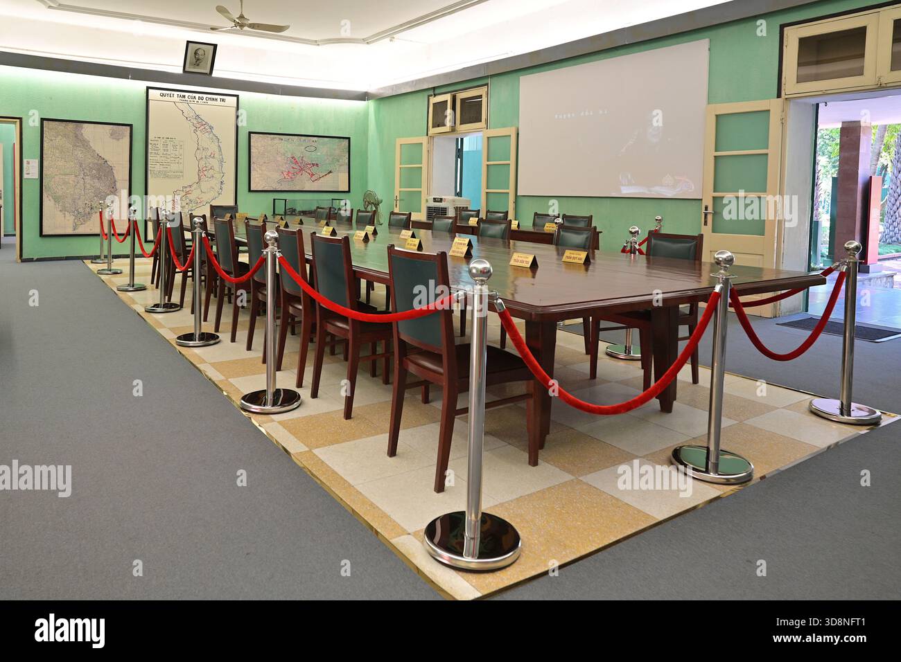 La sala riunioni presso la Casa D67, ex sede del Politburo del Partito del lavoro del Vietnam e della Commissione militare centrale di Hanoi Foto Stock
