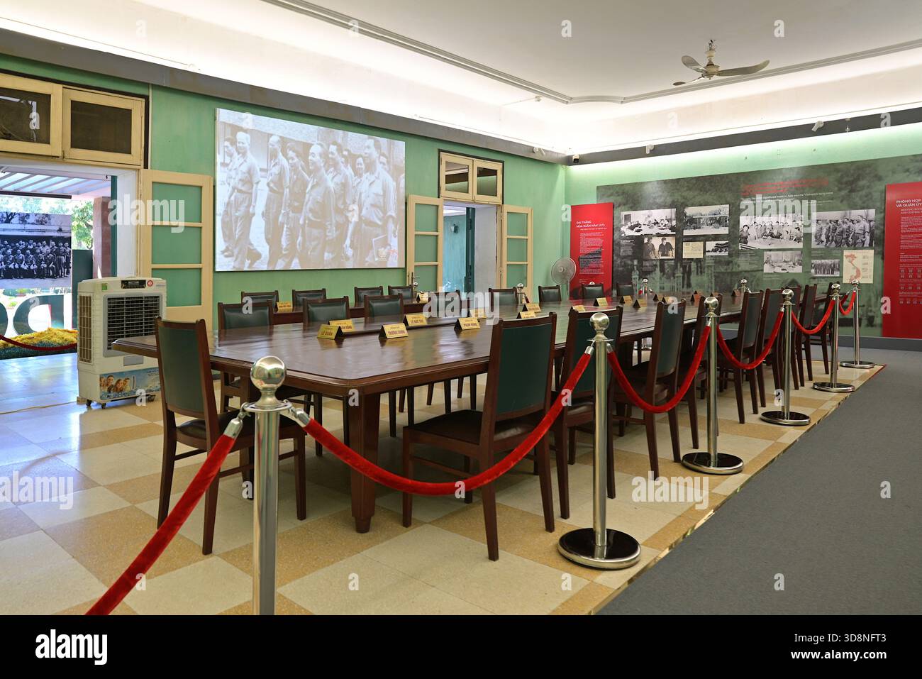 La sala riunioni ben conservata della camera D67, ex quartier generale del Politburo del Partito laburista del Vietnam e della Commissione militare centrale di Hanoi Foto Stock