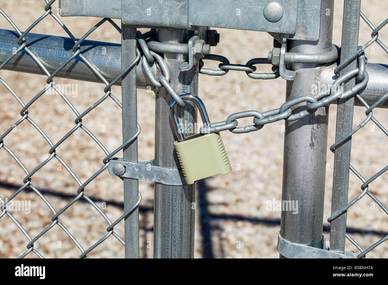 Catena e lucchetto sul cancello. Sicurezza della proprietà, prevenzione della criminalità e manutenzione delle serrature. Foto Stock