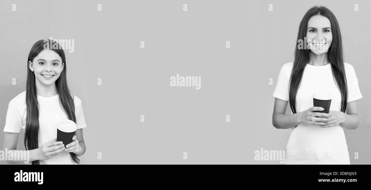 Bandiera madre e figlia bambino, spazio copia, sfondo isolato. Madre felice e figlia tenere il caffè da asporto su sfondo blu. Foto Stock