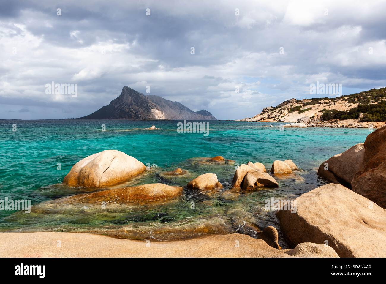 Sardegna. L'incredibile acqua cristallina color blu smeraldo turchese del Mar Tirreno tocca la costa rocciosa della Sardegna. Foto Stock