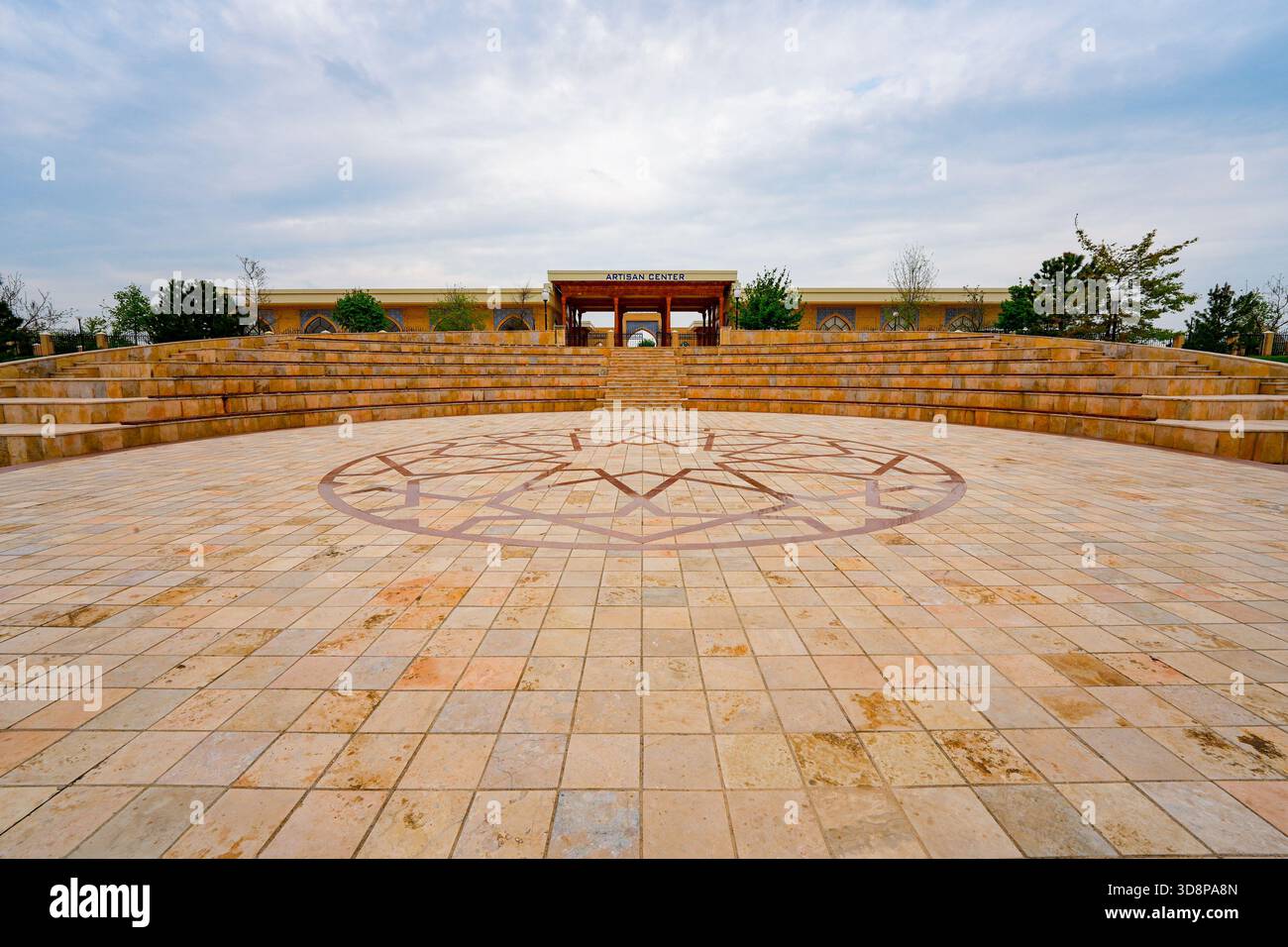 piazza geometrica con posti a sedere a più livelli di fronte al Centro Artigiano di Shakhrisabz, Uzbekistan Foto Stock