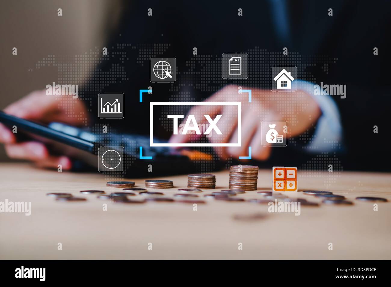 Primo piano delle mani utilizzando una calcolatrice con monete impilate e icona fiscale, che rappresenta la strategia finanziaria, la pianificazione del reddito, il risparmio fiscale, la finanza personale, mo Foto Stock