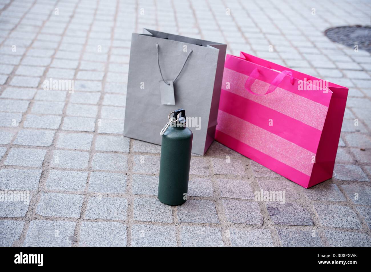 Disposizione sostenibile della borsa per la vendita al dettaglio, esposizione del mercato urbano con articoli riutilizzabili in mostra Foto Stock