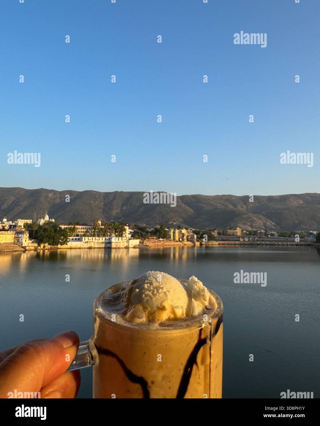 Caffè freddo con gelato con vista sul lago Pushkar Foto Stock