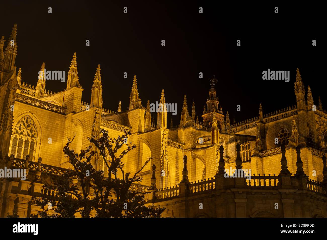 Architettura gotica della cattedrale di Siviglia con pinnacoli illuminati di notte a Siviglia, Andalusia, Spagna. Foto Stock