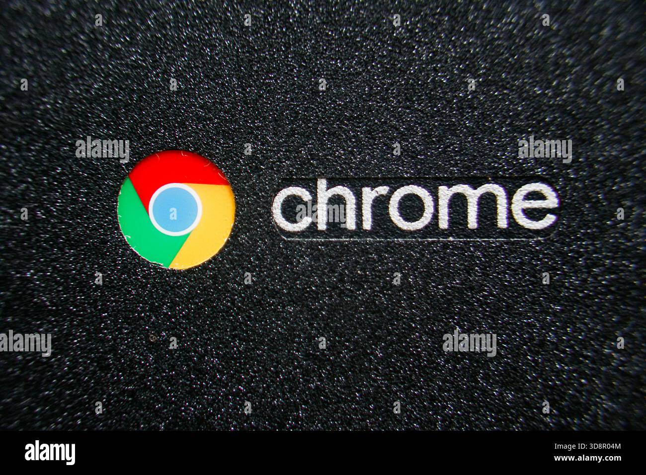 primo piano del logo google chrome sul laptop con copertina Foto Stock