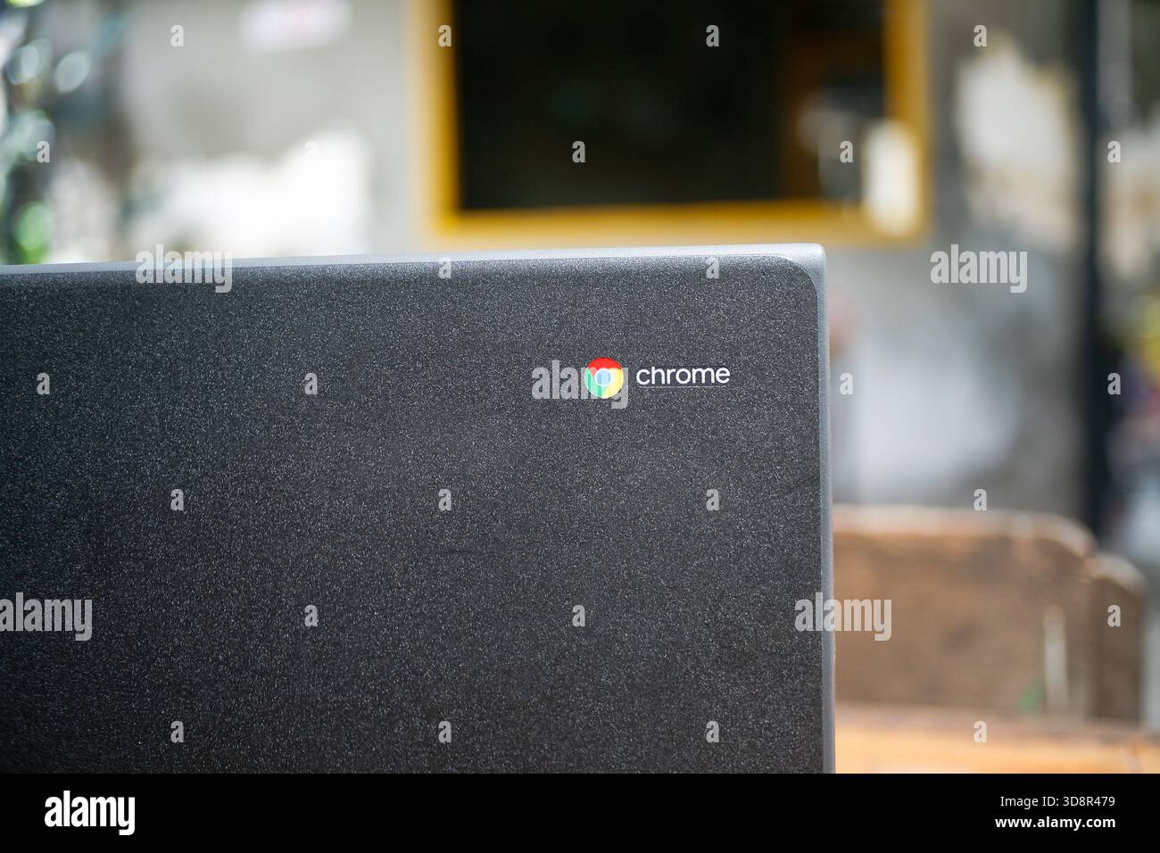 primo piano del logo google chrome sul notebook con copertina chromebook Foto Stock