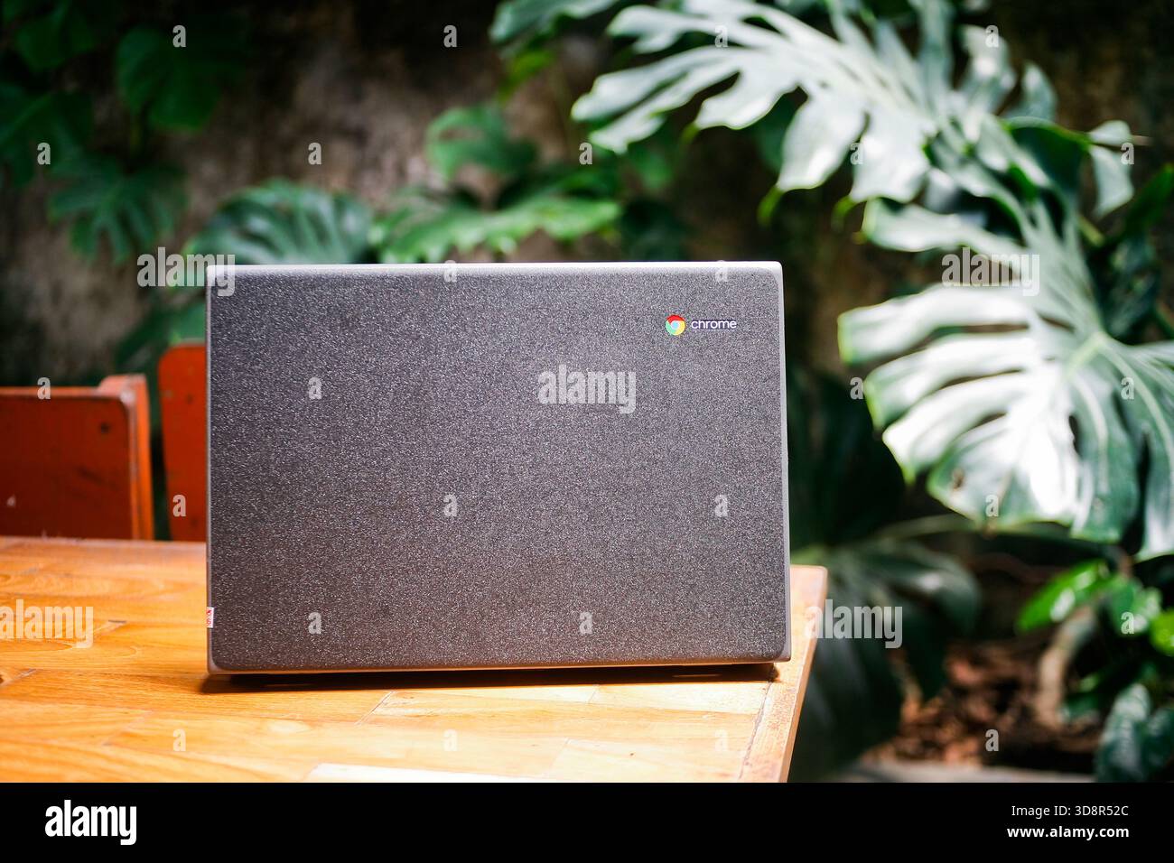 primo piano del chromebook su una scrivania in legno Foto Stock