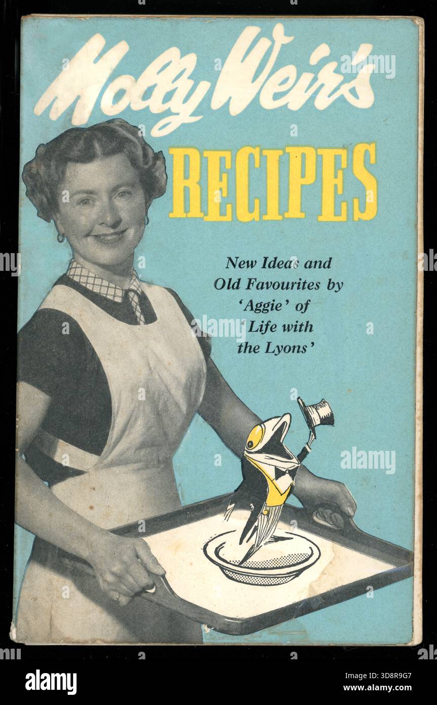 Copia stracciata e ben usata, copertina anteriore, di un libro di cucina in brossura vintage anni '1960 - Molly Weir's Recipes, New Ideas & Old Favourites di "Aggie" di "Life with the Lyons". Molly Weir era 'Aggie' la cuoca in 'Life with the Lyons' questa era una popolare commedia radiofonica e televisiva britannica degli anni '1950 e '60 con la coppia americana di Hollywood Bebe Daniels e Ben Lyon e i loro due figli. Pubblicato nel 1960 - 1a edizione. REGNO UNITO Foto Stock