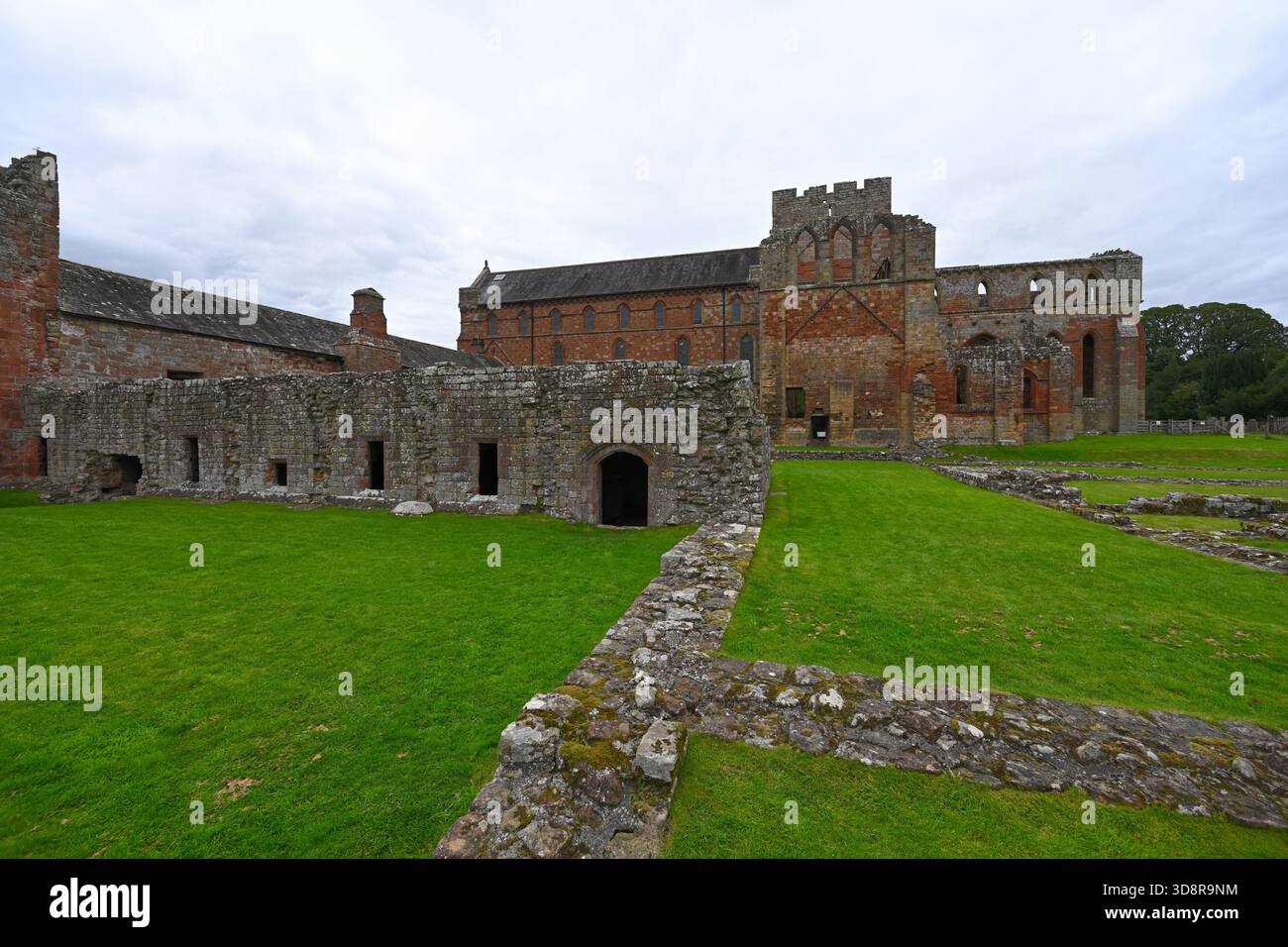 Esterno delle rovine del priorato di Lanercost, Cumbria Regno Unito settembre Foto Stock