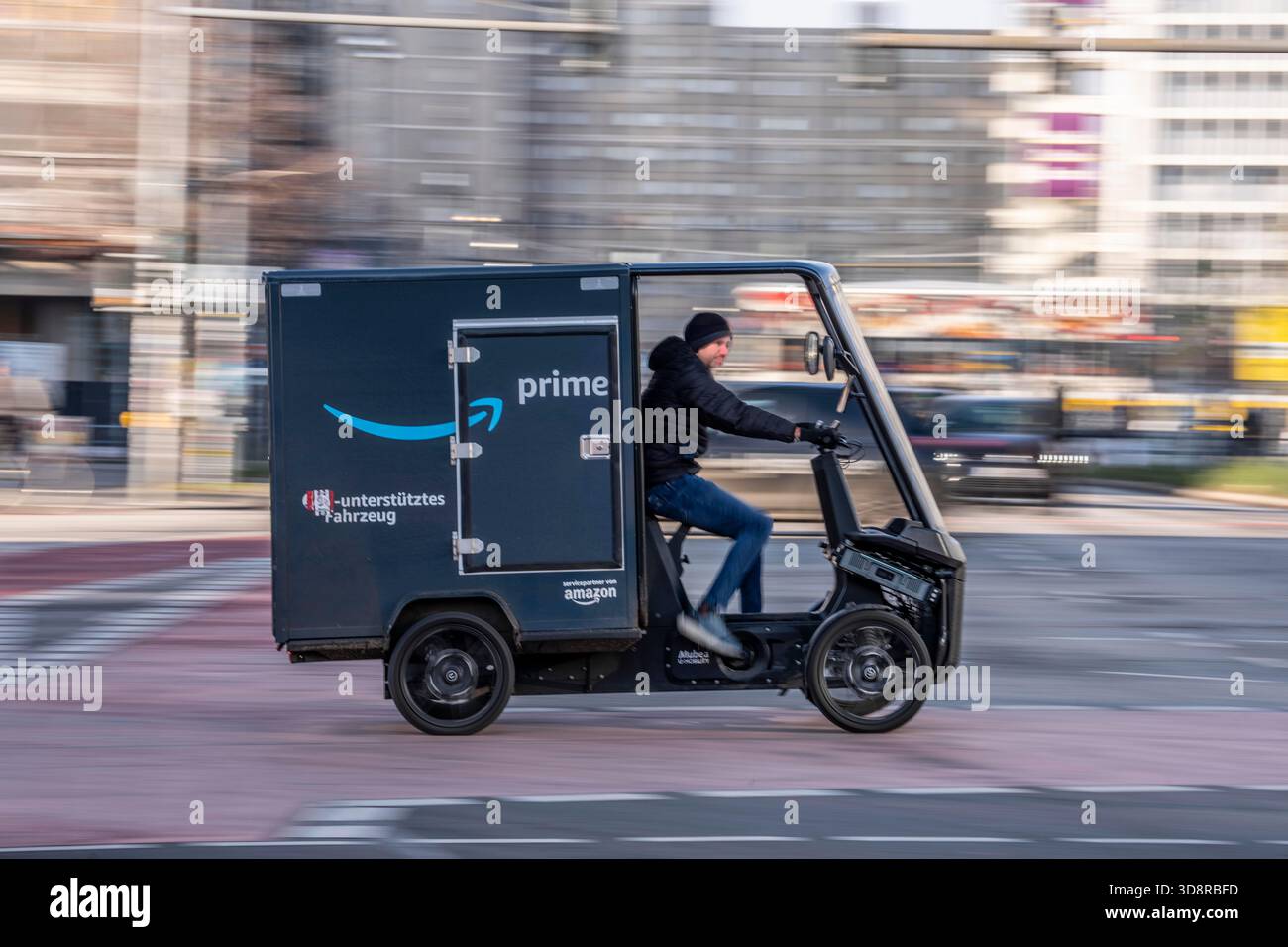 Bicicletta e-cargo, veicolo per consegna bici e-cargo, a pedale con assistenza motore elettrico, utilizzato dalla società di vendita per corrispondenza Amazon. Da un ce di micromobilità Foto Stock