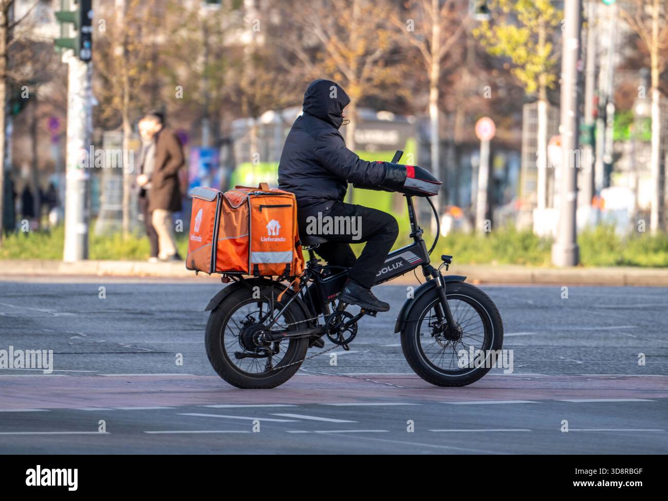 Autista del servizio di consegna Lieferando, con e-bike ciclomotore, fatbike, modello Koolux, consegna, Alexanderstraße, Berlino Foto Stock