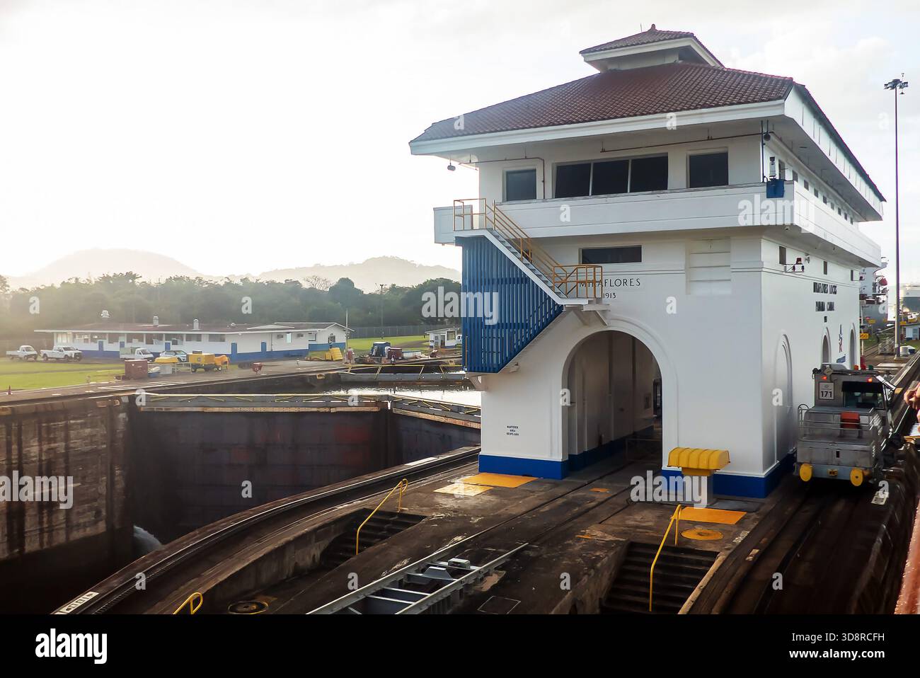 Transito del Canale di Panama: Negoziazione delle chiuse di Miraflores Foto Stock