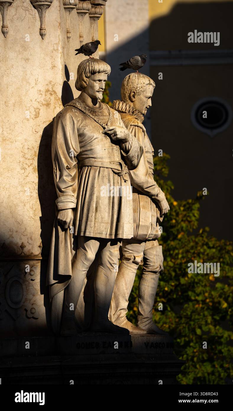 Lisbona, figure in pietra del Portogallo alla base del monumento Camoes nella calda luce del tardo pomeriggio Foto Stock