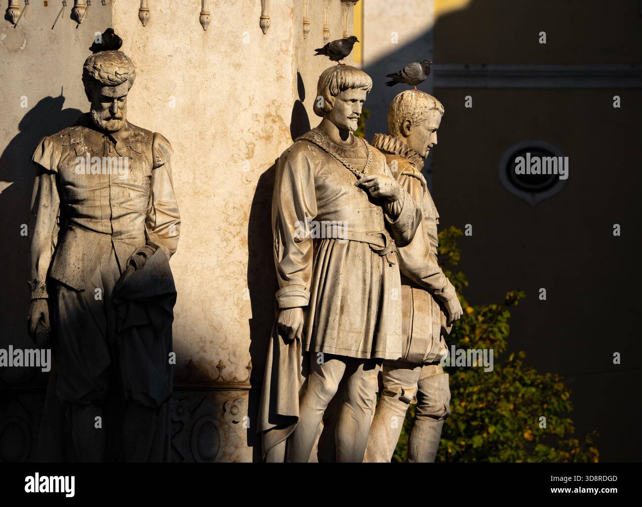 Lisbona, figure in pietra del Portogallo alla base del monumento Camões nella calda luce del tardo pomeriggio. Foto Peter Delius Foto Stock