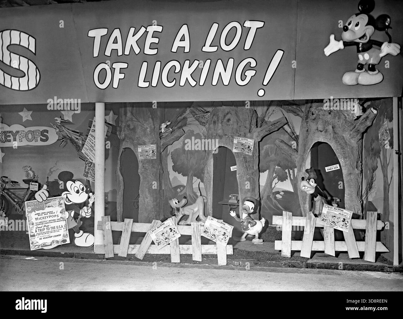 Una versione molto precoce di «Disneyland», allestita presso il centro espositivo Bingley Hall, Birmingham, West Midlands, Inghilterra, Regno Unito nel 1956 circa. L’area «pop-up» era principalmente destinata a promuovere «Disneypops», il marchio Disney di ghiacciato lolly o popsicle. Un banner indica che Disneypops «fai molto leccare». Inoltre è stato promosso il fumetto britannico, "Mickey mouse Weekly". I premi in offerta includevano un viaggio negli Stati Uniti, una bicicletta Hercules e una TV, una fotografia vintage degli anni '1950. Foto Stock
