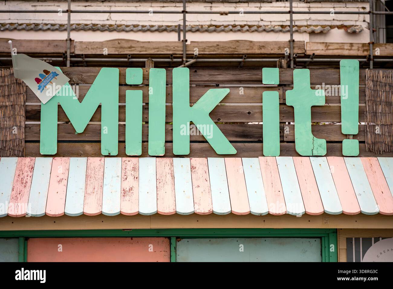 Le parole "Milk it" in grandi lettere sopra un caffè sul mare o da asporto che vende bevande di frullati a Sandown, sulla costa dell'isola di wight nel Regno Unito Foto Stock