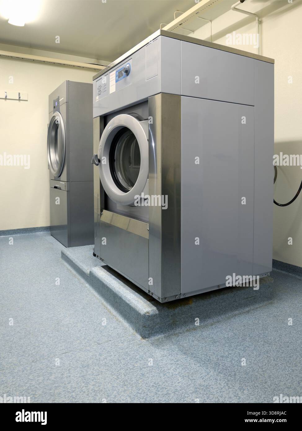 Edificio di appartamenti in comune, lavanderia con lavatrice Foto Stock