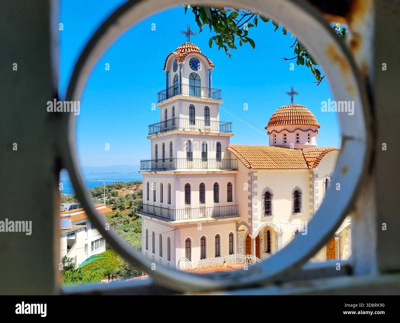 Elemento di cornice creativo del campanile del Monastero di San Raffaello, Lesbo, Grecia Foto Stock