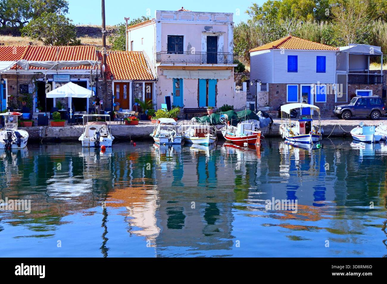 Splendidi riflessi sulla superficie dell'acqua del panoramico porto di Molyvos nell'antica città Mitimna e sull'isola di Lesbo, in Grecia Foto Stock