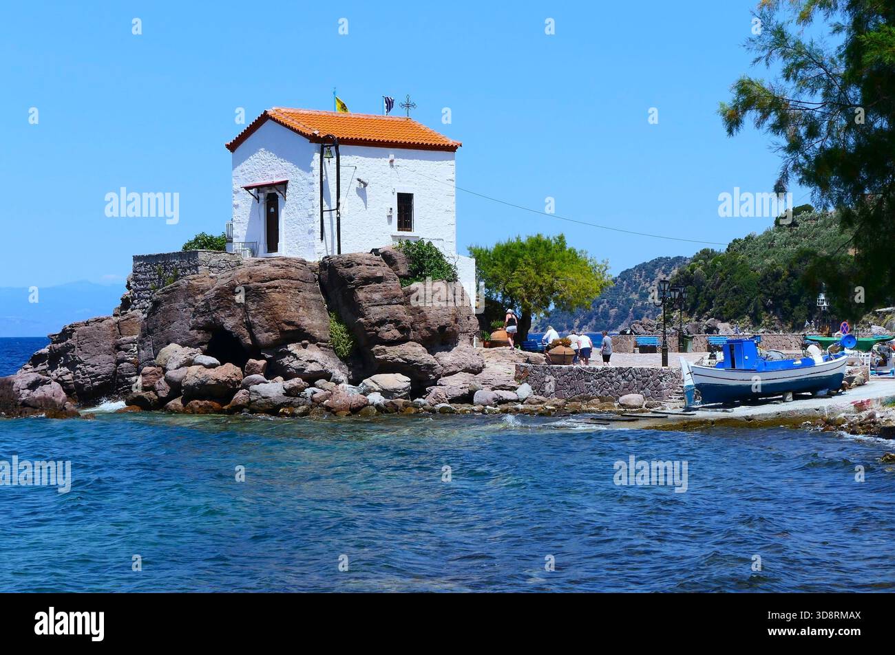 Vista panoramica della Chiesa greco-ortodossa di Panagia Gorgona nel paesaggio di pesca Skala Sikamineas sull'isola di Lesbo, in Grecia Foto Stock