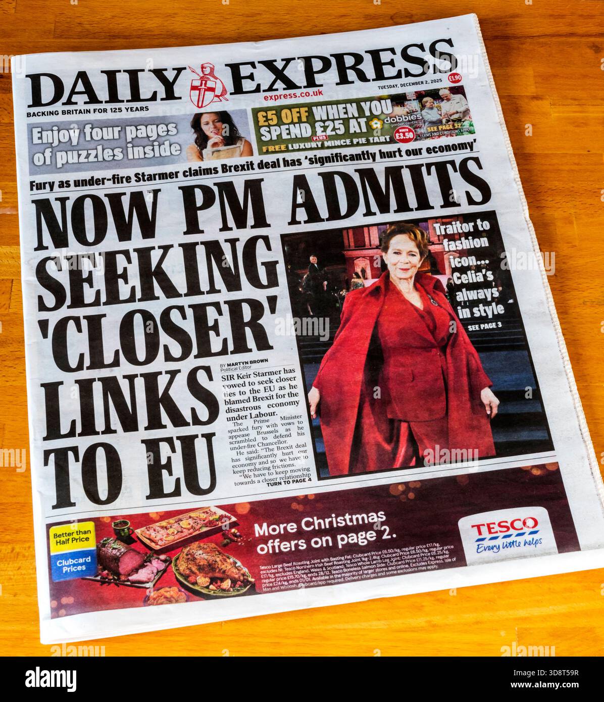 2 dicembre 2025. Il titolo della prima pagina del Daily Express legge ora che il PM ammette di cercare collegamenti "più stretti" con l'UE. Foto Stock