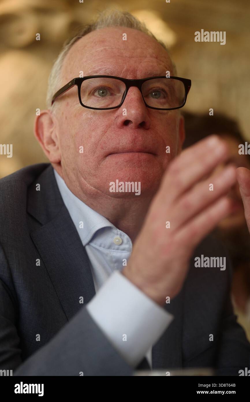 LONDRA, Regno Unito, 2 dicembre 2025. I giornalisti Fintan o’Toole e Sam McBride discutono il caso più forte a favore e contro l’unificazione irlandese dal 1921 presso la Foreign Press Association (FPA). Crediti: Ian Bozic/Alamy Live News Foto Stock