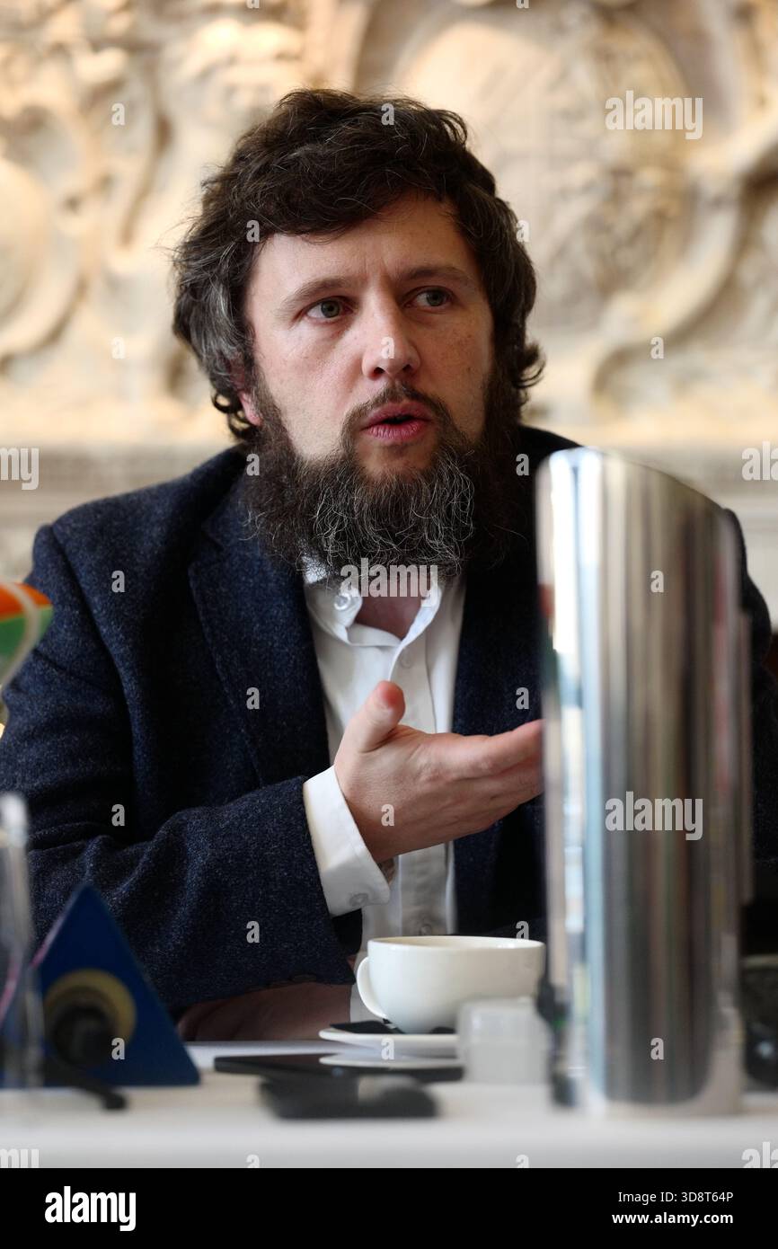 LONDRA, Regno Unito, 2 dicembre 2025. I giornalisti Fintan o’Toole e Sam McBride discutono il caso più forte a favore e contro l’unificazione irlandese dal 1921 presso la Foreign Press Association (FPA). Crediti: Ian Bozic/Alamy Live News Foto Stock