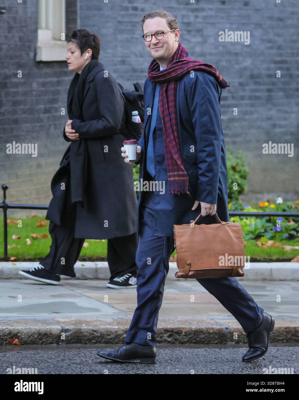 Londra, Regno Unito. 2 dicembre 2025. Darren Jones, Segretario capo del primo Ministro, Cancelliere del Ducato di Lancaster, deputato Bristol North West. I ministri partecipano alla riunione del gabinetto di governo a Downing Street, Londra, Regno Unito Credit: Imageplotter/Alamy Live News Foto Stock