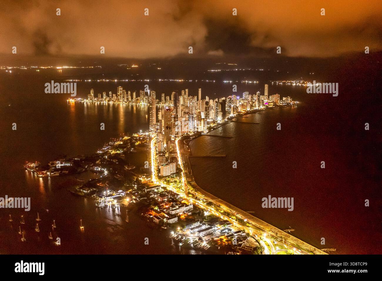 Vista aerea Premium dello skyline di Bocagrande a Cartagena, Colombia, con lussuose proprietà sul lungomare, moderni grattacieli e importanti inviti costiere Foto Stock