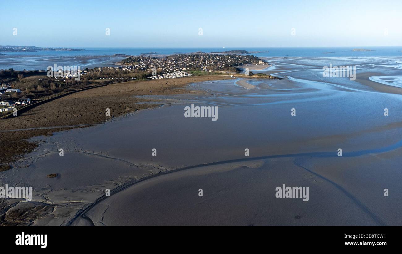 Veduta aerea del Marais du Chatelet che si apre verso la costa lontana e le acque dell'estuario, con ampie distese di marea che formano ampie curve lungo tutto il fiume Foto Stock