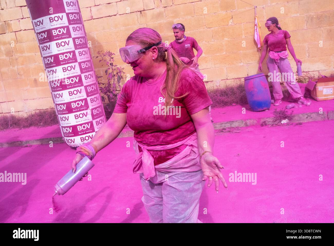 I partecipanti sorridenti e ricoperti di polvere rosa durante l'evento Colour My Run a Fort Manoel a Gzira a Malta il 2 novembre 2025. La scena mostra un Foto Stock