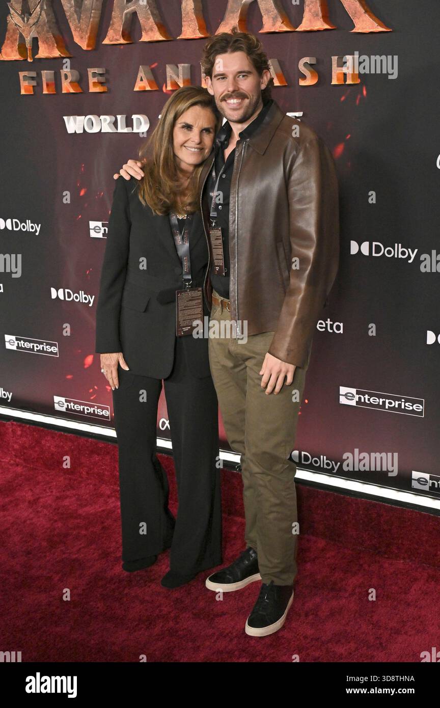 Maria Shriver e Christopher Schwarzenegger bei der Weltpremiere des Kinofilms 'Avatar: Fuoco e cenere' in Dolby Theatre. Los Angeles, 01.12.2025 Foto Stock
