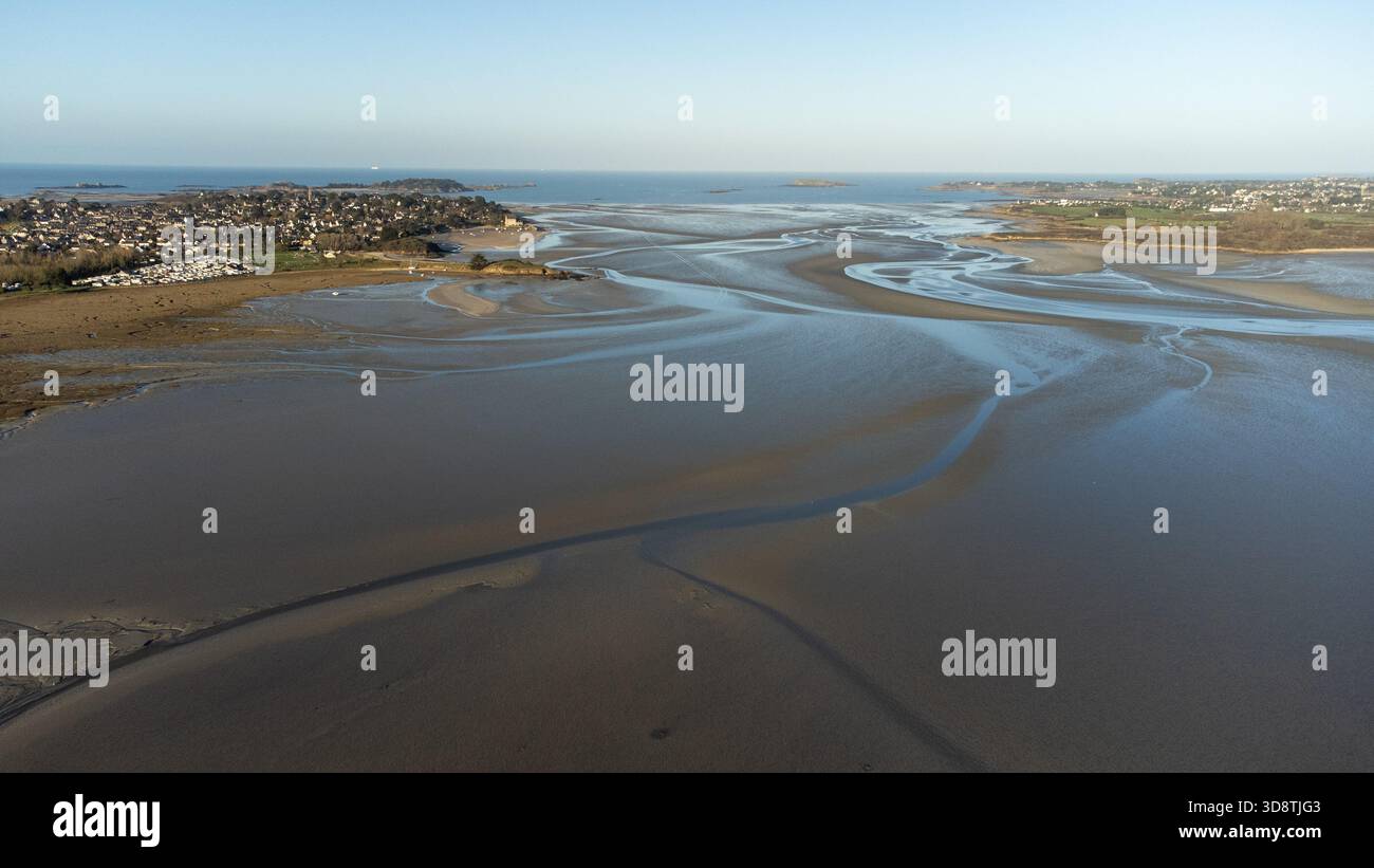 Veduta aerea del Marais du Chatelet che si apre verso la costa lontana e le acque dell'estuario, con ampie distese di marea che formano ampie curve lungo tutto il fiume Foto Stock