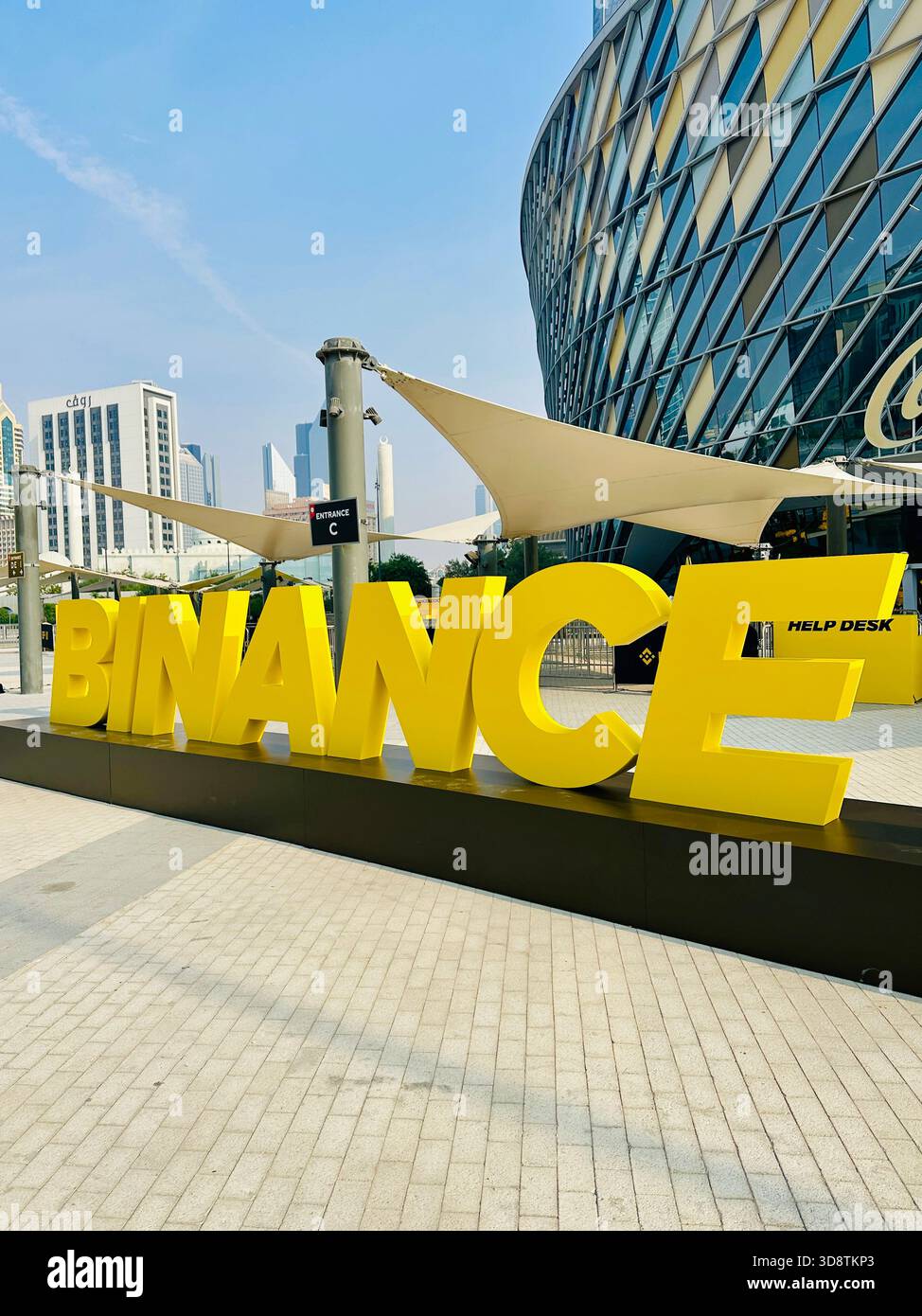 Binance Blockchain Conference Coca Cola Arena Dubai - Immagine stock catturata con smartphone