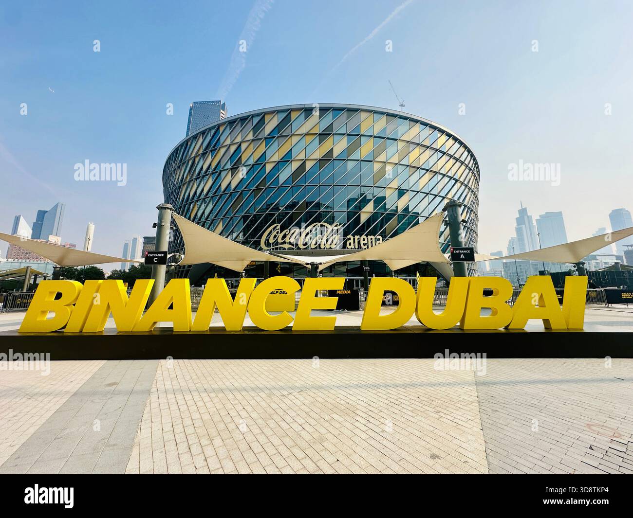 Binance Blockchain Conference Coca Cola Arena Dubai - Immagine stock catturata con smartphone