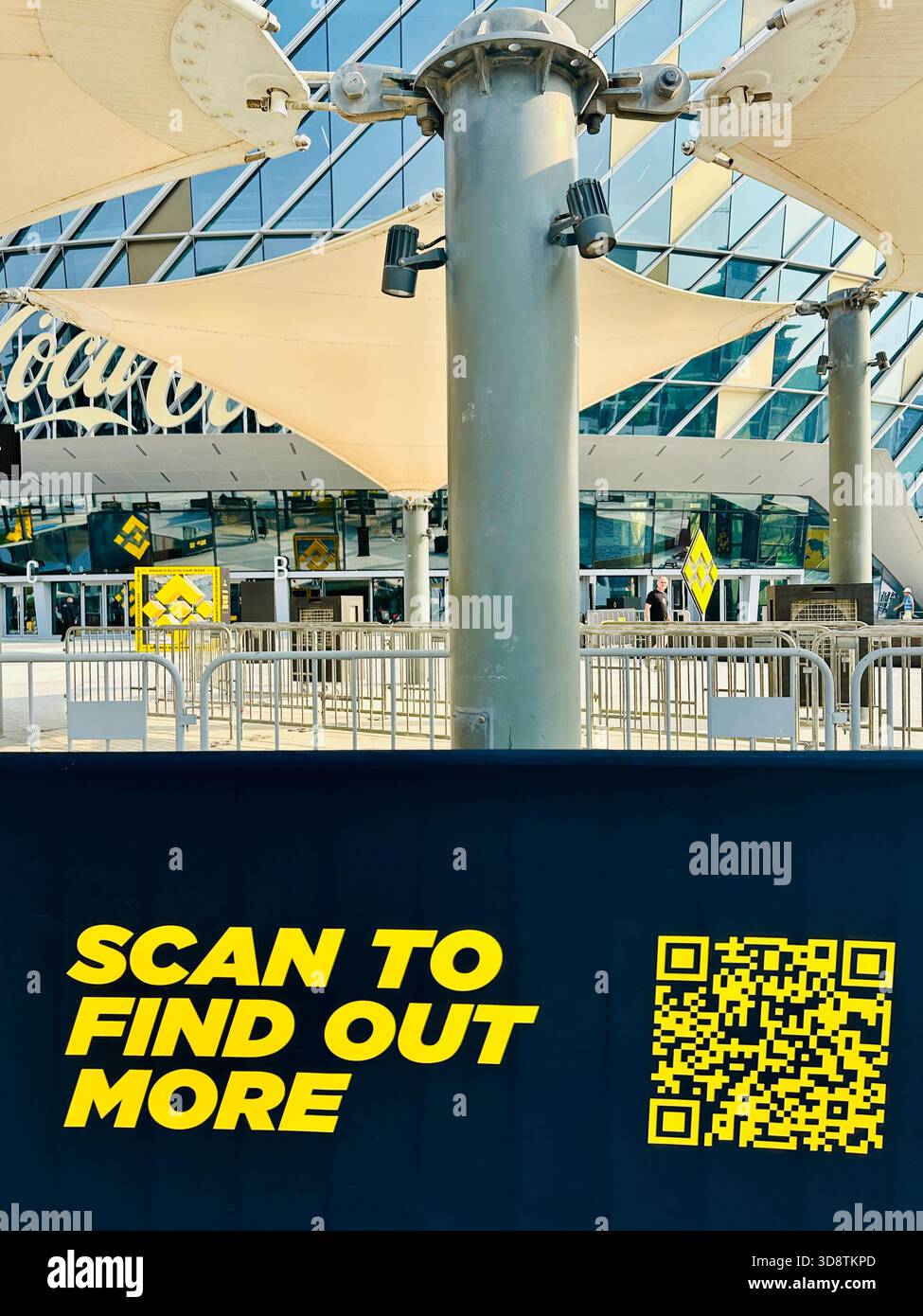 Binance Blockchain Conference Coca Cola Arena Dubai - Immagine stock catturata con smartphone