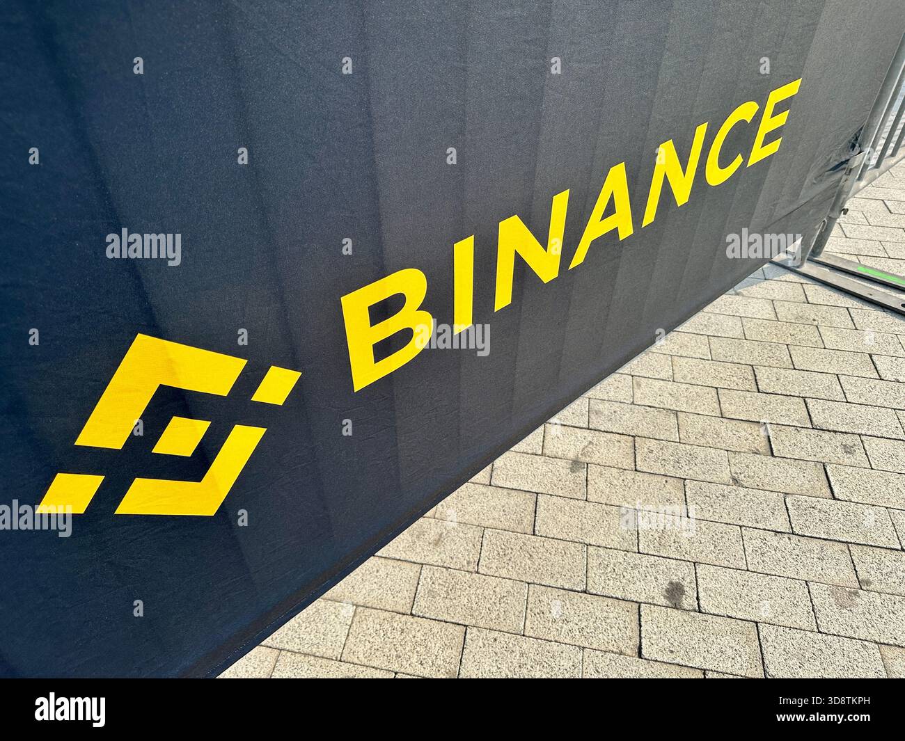 Binance Blockchain Conference Coca Cola Arena Dubai - Immagine stock catturata con smartphone
