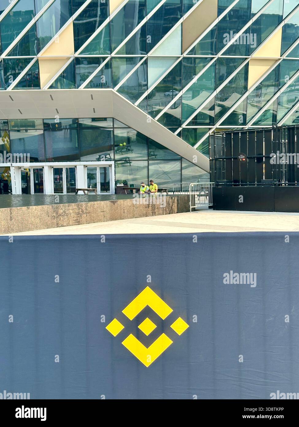 Binance Blockchain Conference Coca Cola Arena Dubai - Immagine stock catturata con smartphone