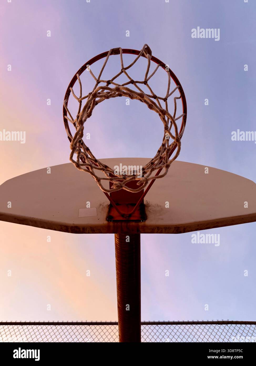 Sotto un canestro da basket Foto Stock