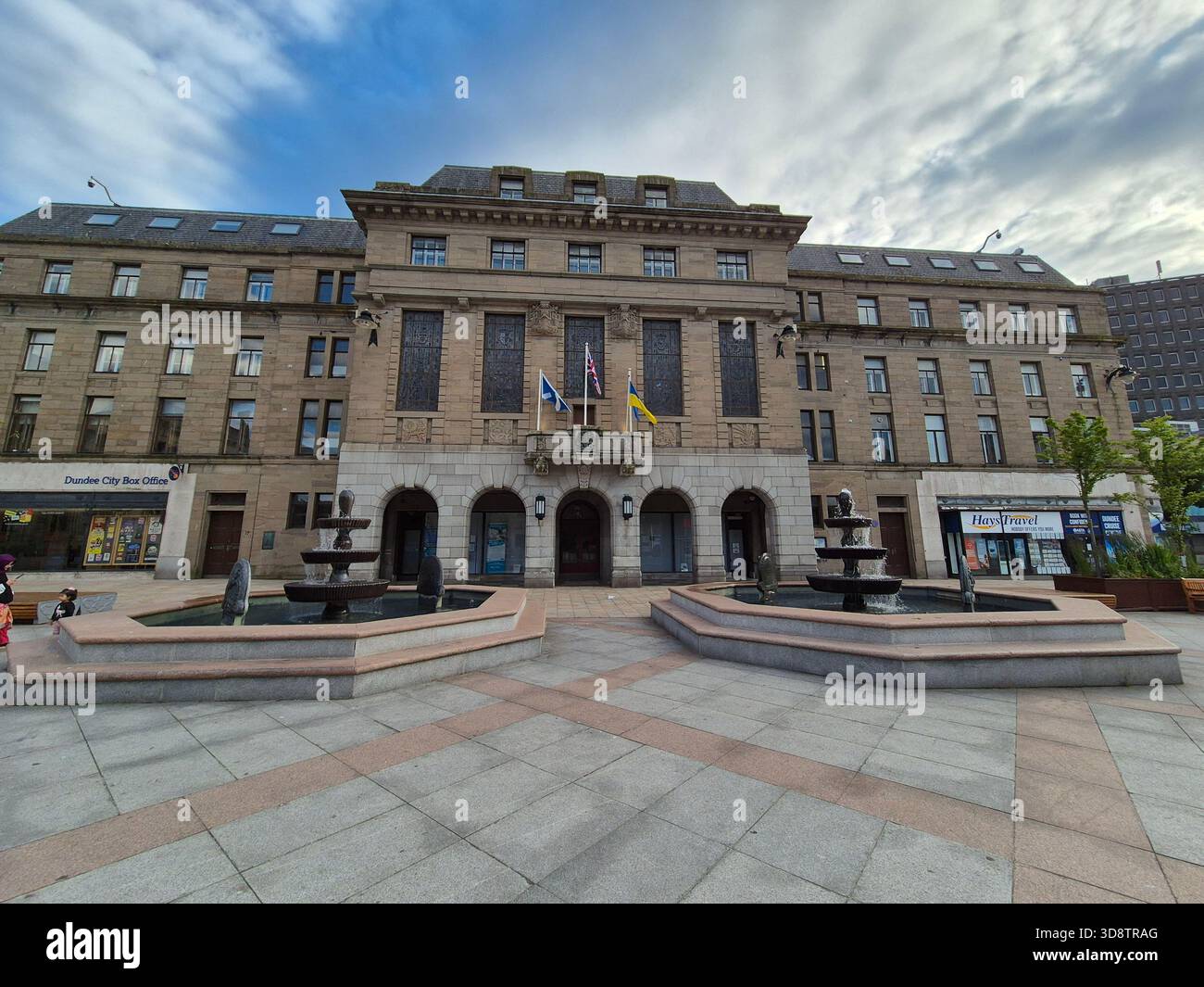 Vecchi edifici storici in City Square a Dundee, Scozia. Dundee City Chambers in City Square. Di fronte, le fontane di Piazza della città Foto Stock