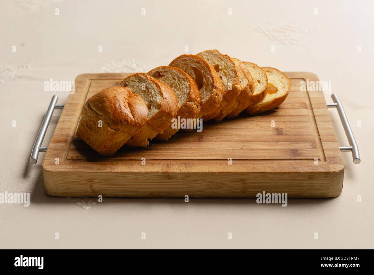 Fette di pane dolce alla brioche con frutta candita. Pasticceria artigianale al forno per colazione o spuntino pomeridiano. Foto Stock