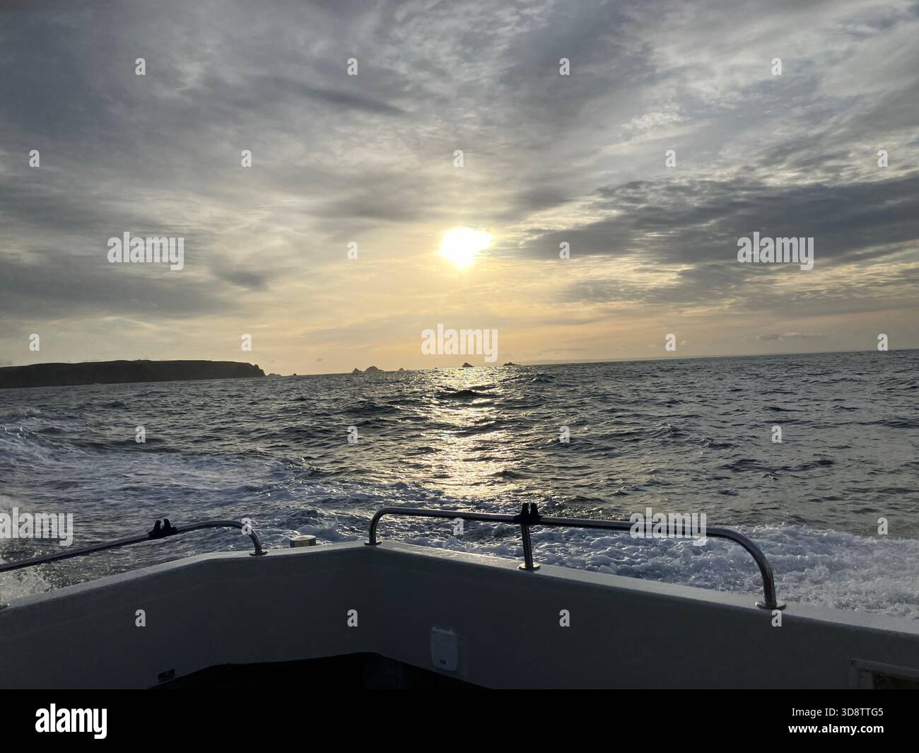 Isole britanniche del Canale. Alderney. Vista della silhouette da poppa del traghetto sul mare. Foto Stock