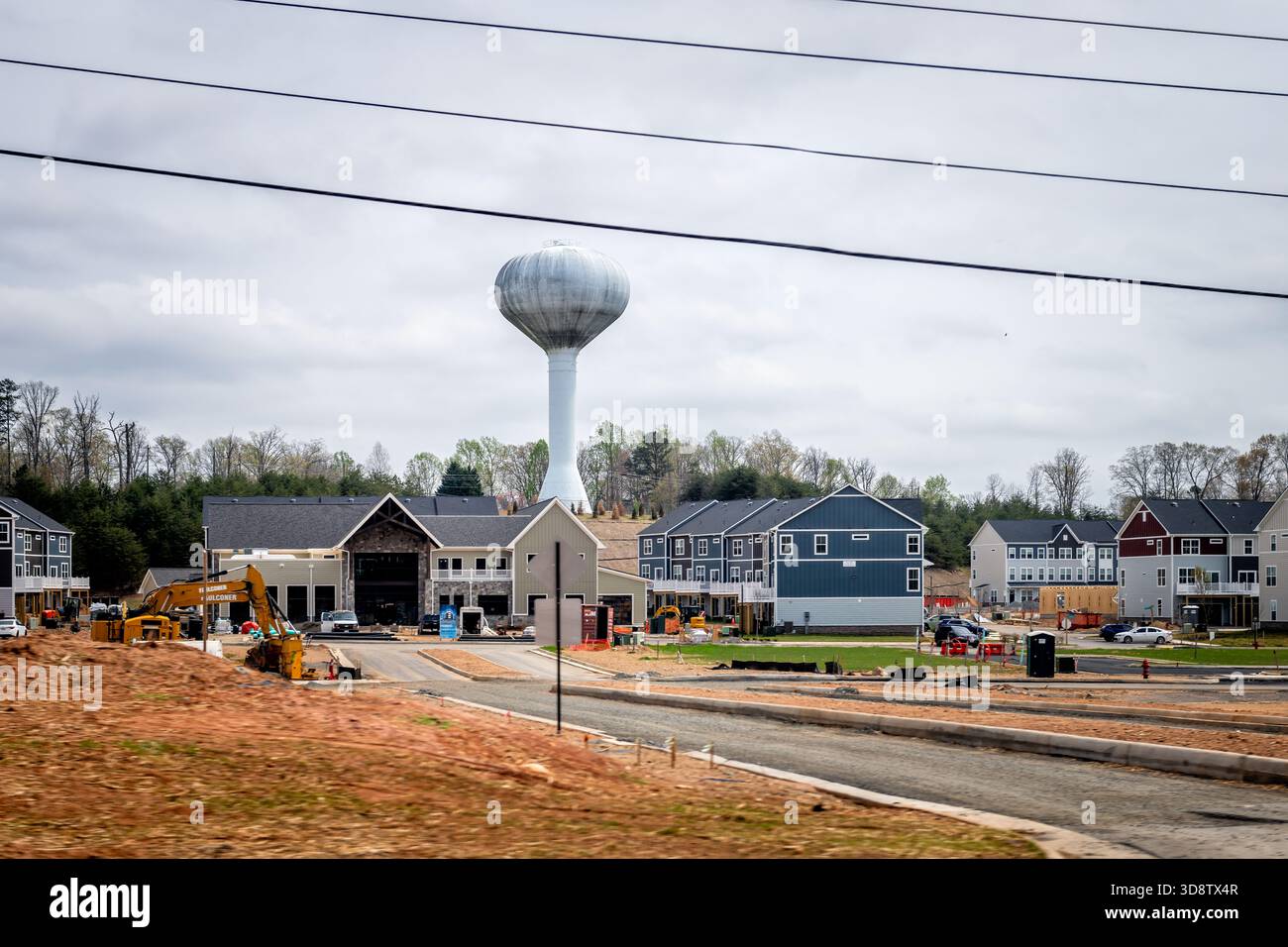 Barboursville, USA - 5 aprile 2025: Autostrada 29 Vertical Solutions nuovo complesso di costruzione con torre ad acqua a Ruckersville Foto Stock