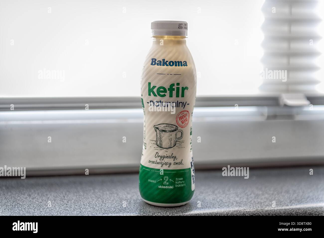 Varsavia, USA - 10 aprile 2025: Contenitore per bottiglie di kefir in Polonia con etichetta in polacco per Bakoma naturalny Foto Stock